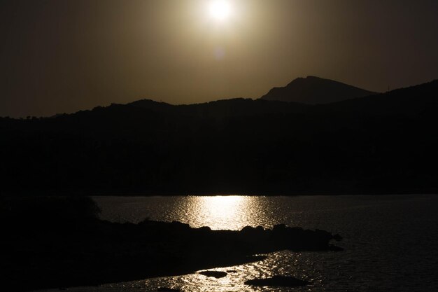 Foto vista panorámica del mar y las montañas durante la puesta de sol