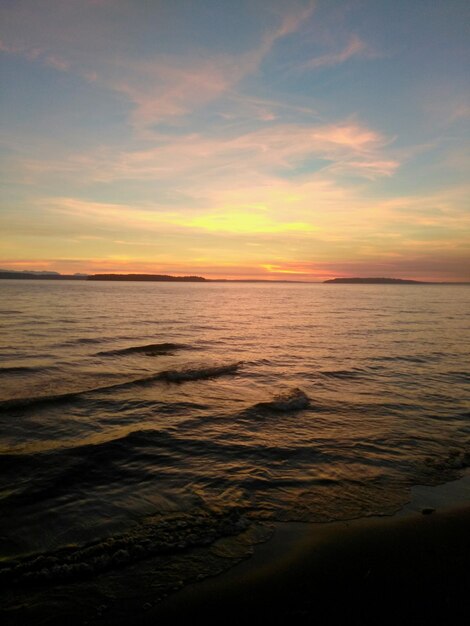 Foto vista panorámica del mar durante la puesta de sol