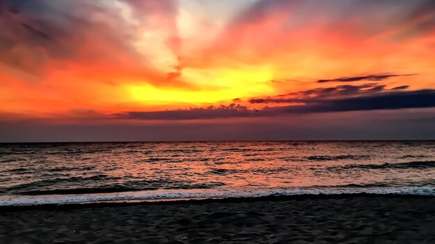 Vista panorámica del mar durante la puesta de sol