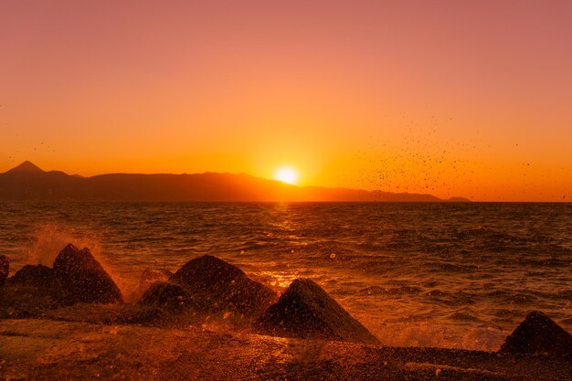 Foto vista panorámica del mar durante la puesta de sol