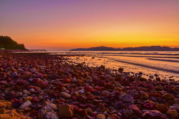 Foto vista panorámica del mar durante la puesta de sol