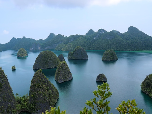 Foto una vista panorámica del mar en raja ampat, indonesia