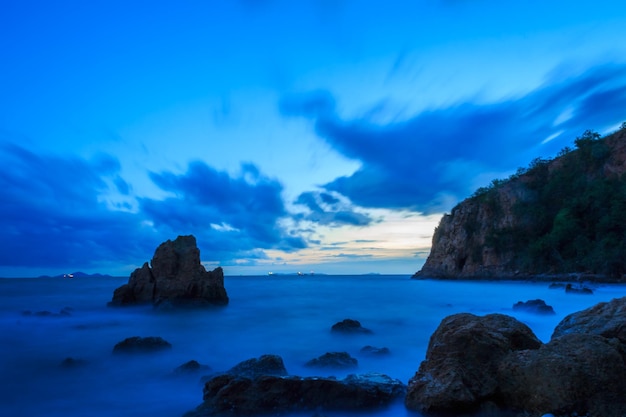 Foto vista panorámica del mar y las rocas contra el cielo azul