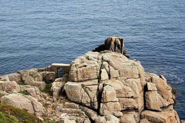 Vista panorámica del mar por las rocas contra el cielo