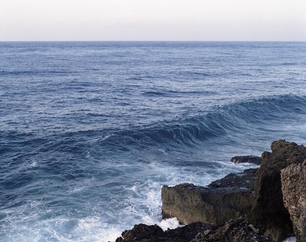 Foto vista panorámica del mar por las rocas