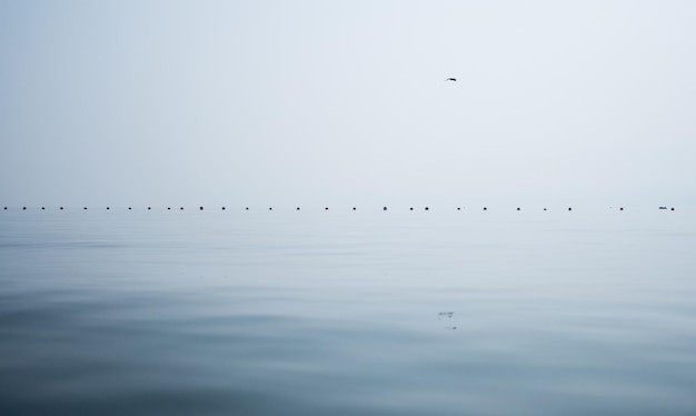 Vista panorámica del mar durante el tiempo de niebla