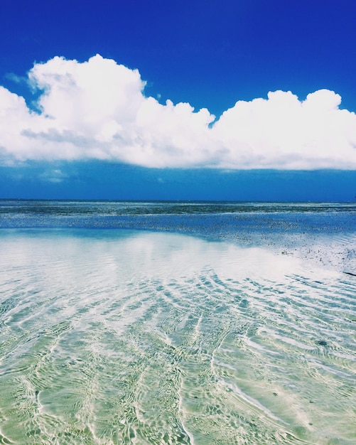 Vista panorámica del mar tranquilo contra el cielo nublado