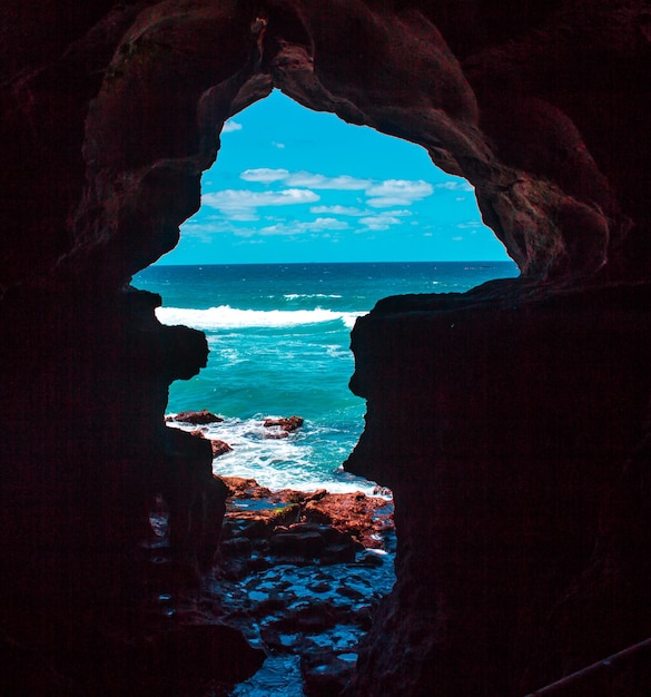 Foto vista panorámica del mar a través de la cueva