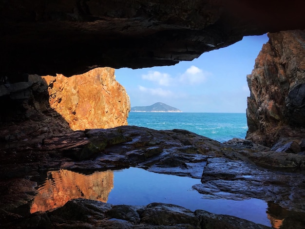 Foto vista panorámica del mar a través de la cueva