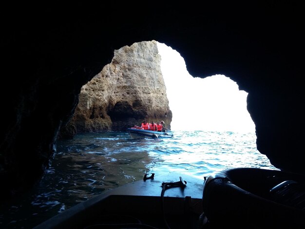 Foto vista panorámica del mar vista a través de la cueva