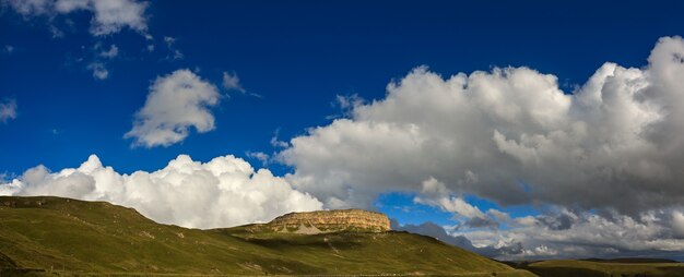 Vista panorámica de la meseta de la montaña en las nubes en el verano, el norte del Cáucaso en Rusia.