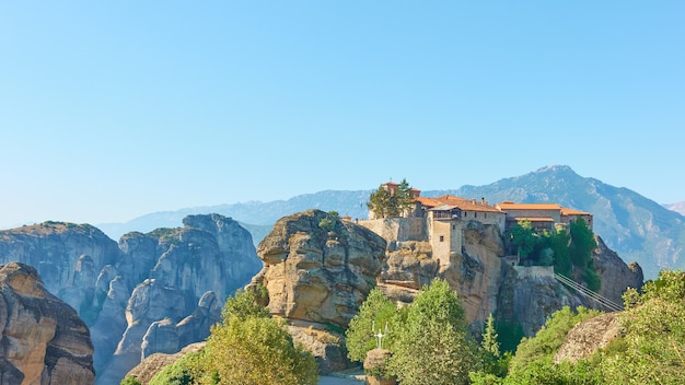 Vista panorámica de Meteora en Grecia con el antiguo monasterio de Varlaam - colorido paisaje griego