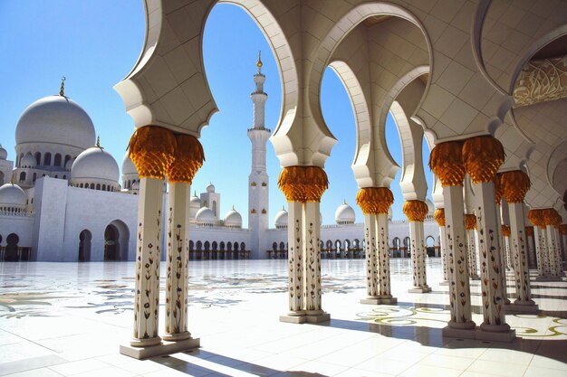 Foto vista panorámica de la mezquita contra el cielo