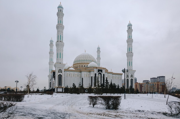 Vista panorámica de la mezquita Hazaret Sultan moderna blanca como la nieve temprano en la mañana NurSultan Astana Kazajstán