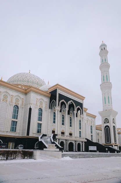 Vista panorámica de la mezquita Hazaret Sultan moderna blanca como la nieve temprano en la mañana NurSultan Astana Kazajstán