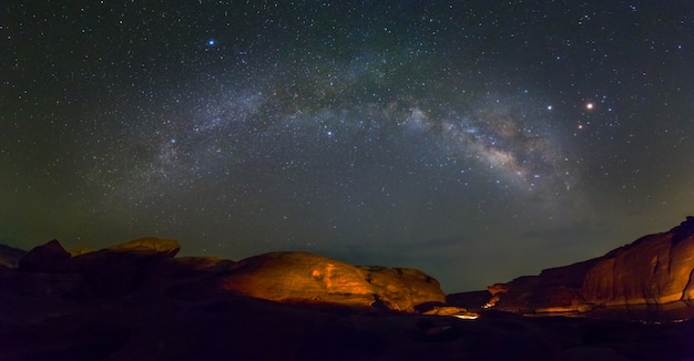 Vista panorámica de Milkyway y estrellas en Sam Phan Bok, Ubon Ratchathani, Tailandia