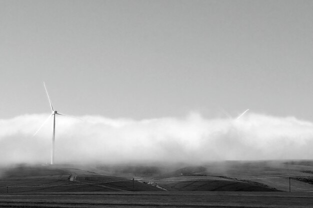 Foto vista panorámica del molino de viento del campo contra el cielo