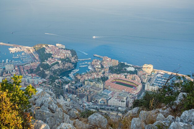 Vista panorámica de Mónaco y Montecarlo en la Costa Azul