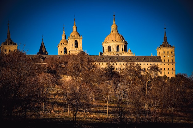 Vista panorámica del Monasterio de El Escorial en San Lorenzo del Escorial en Madrid (España)