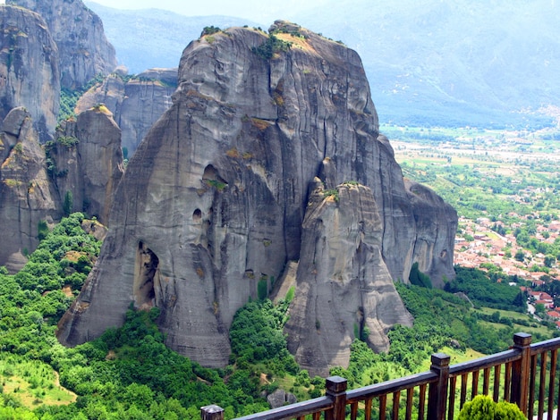 Vista panorámica desde el Monasterio de la Santísima Trinidad Meteora en Grecia en lo alto de las montañas Arquitectura inusual