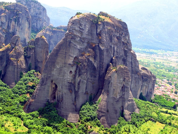 Vista panorámica desde el Monasterio de la Santísima Trinidad de Meteora en Grecia en lo alto de las montañas. paisaje inusual