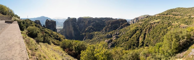 Vista panorámica del Monasterio de la Santísima Trinidad en las montañas de Meteora en Grecia