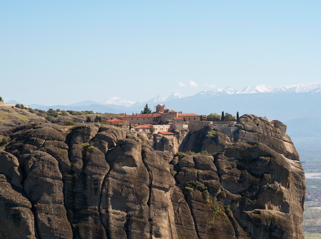 Vista panorámica del Monasterio de la Santísima Trinidad en las montañas de Meteora en Grecia