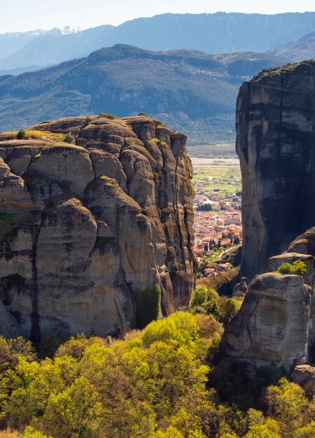 Vista panorámica del Monasterio de la Santísima Trinidad en las montañas de Meteora en Grecia