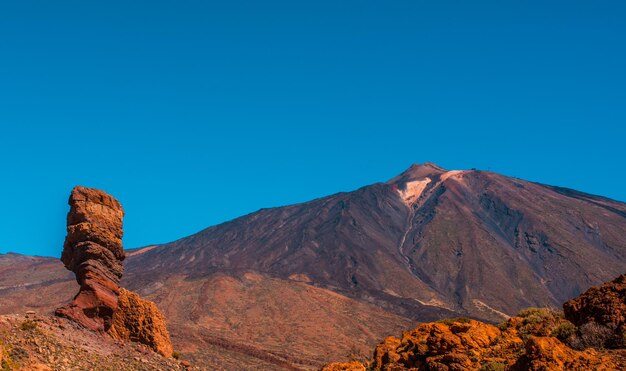 Foto vista panorámica de la montaña contra un cielo azul claro