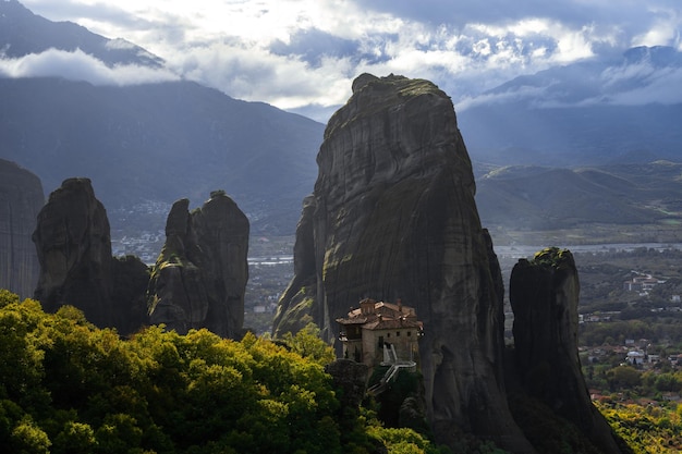 Vista panorámica de la montaña contra el cielo nublado