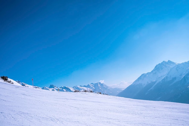 Vista panorámica de la montaña cubierta de nieve contra el cielo azul claro
