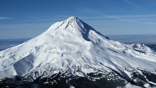 Vista panorámica de la montaña cubierta de nieve contra el cielo en un día soleado