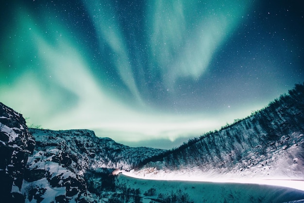 Vista panorámica de la montaña cubierta de nieve contra el cielo nocturno