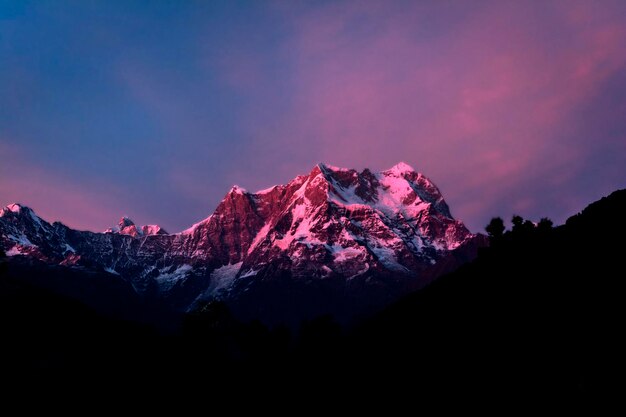 Vista panorámica de la montaña cubierta de nieve contra el cielo nocturno