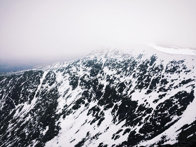 Foto vista panorámica de la montaña cubierta de nieve contra el cielo