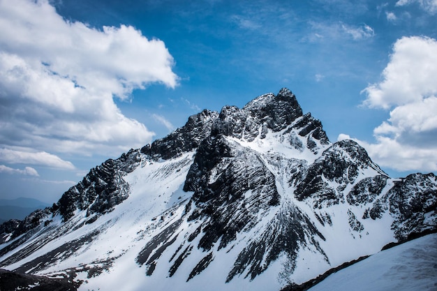 Vista panorámica de la montaña cubierta de nieve contra el cielo