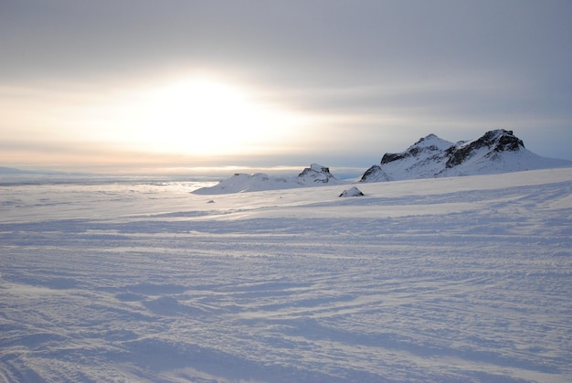 Foto vista panorámica de la montaña cubierta de nieve contra el cielo