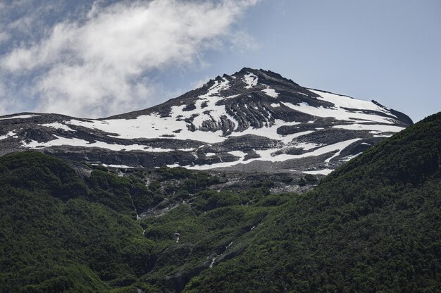 Foto vista panorámica de la montaña cubierta de nieve contra el cielo