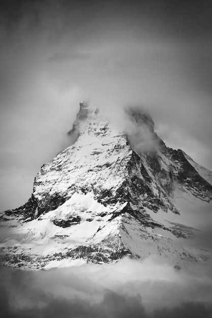 Vista panorámica de la montaña cubierta de nieve contra el cielo