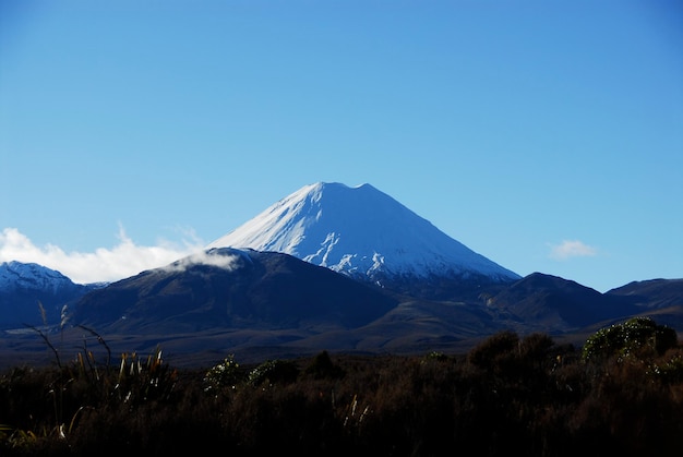 Vista panorámica de la montaña cubierta de nieve contra el cielo
