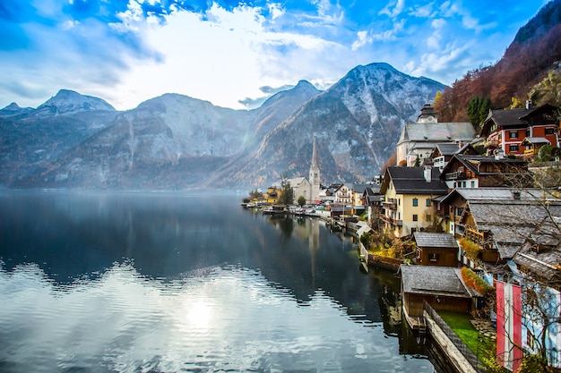 Vista panorámica de la montaña de Hallstatt y el lago alpino, Austria.