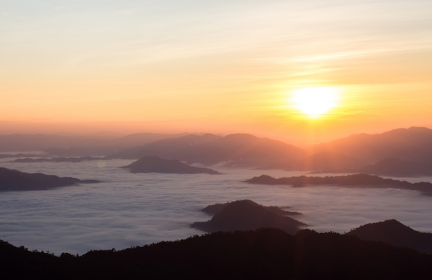 Foto una vista panorámica de la montaña en la mañana.