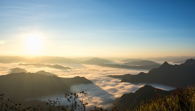 Una vista panorámica de la montaña en la mañana.