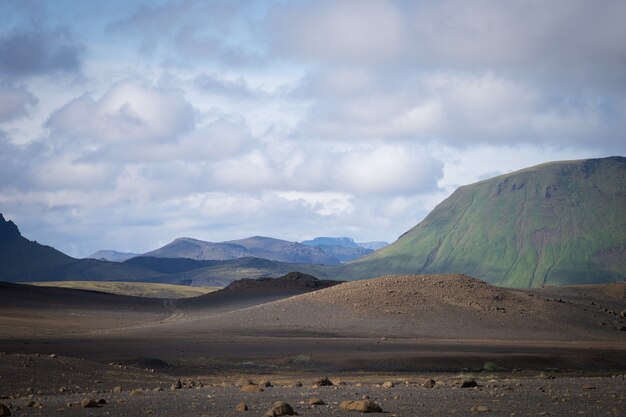 Vista panorámica de la montaña con paisaje volcánico