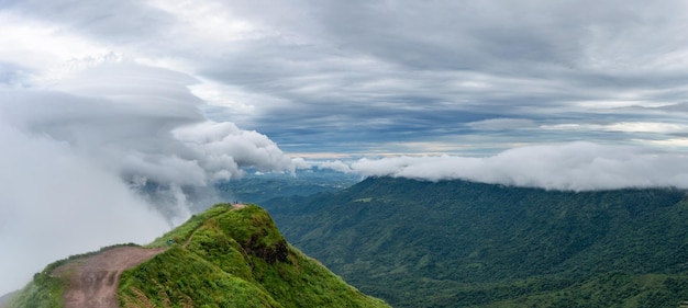 Vista panorámica de la montaña de Pha Hua Sing Tailandia con nubes lenticulares