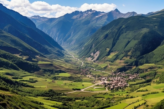 Vista panorámica de la montaña con el pueblo enclavado en el valle