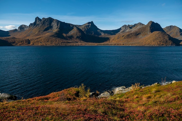 Vista panorámica de la montaña Segla en la isla de Senja, Noruega