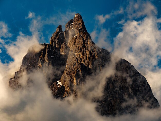 Foto vista panorámica de la montaña volcánica contra el cielo