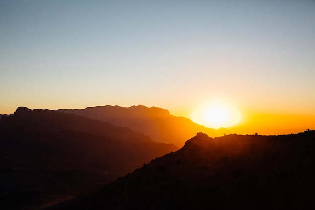 Foto vista panorámica de las montañas al atardecer