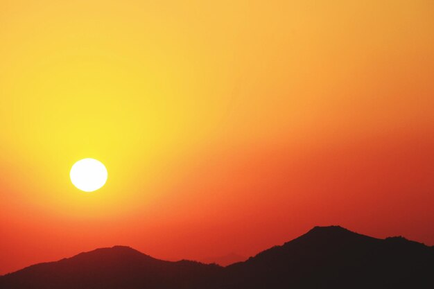 Vista panorámica de las montañas al atardecer